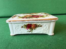 Antika İngiliz Porselen Royal Albert Old Country Roses Bone China Tereyağlık Kutu 12cm